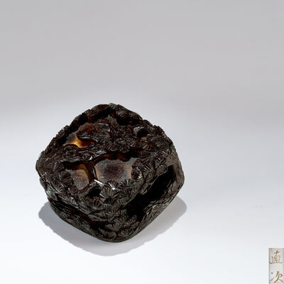 直次銘　檜木製松紋彫緒締　內部鴛鴦彫
