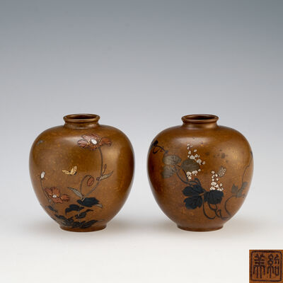 紹美栄祐造 黃銅花蝶象嵌小壶一対