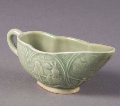 2119 明万历 景德镇窑青釉印花把杯