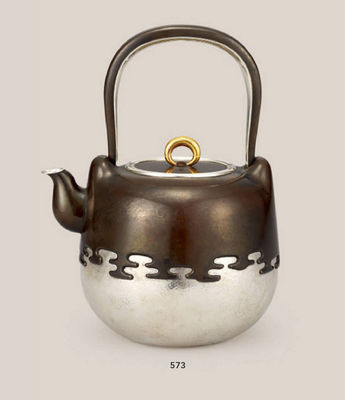 573 一胜斎宗光 纯银四分一槌痕金摘壶（付共箱）