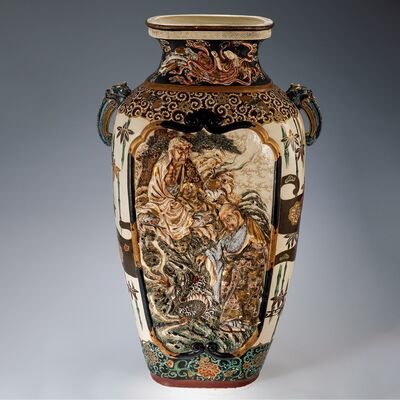 高肉浮彫神話物語図大花瓶（箱付）