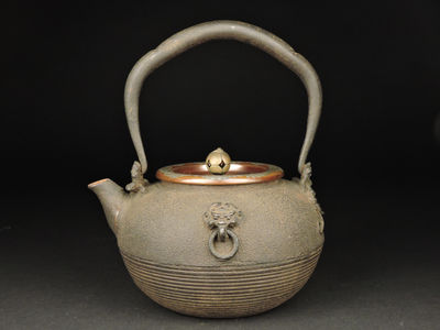 龍文堂井上造 鬼面遊環飾 雲彫銀仕上蓋 鉄瓶