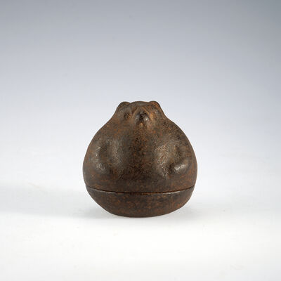 鉄打出内塗金熊香合