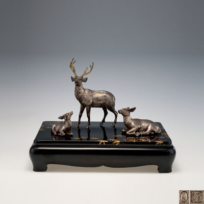 海野勝珉作　純銀鹿置物3点　蒔絵台付（海野建夫識箱）