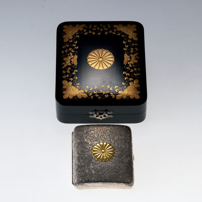 天皇家拝領　十六葉八重表菊紋煙草入（蒔絵箱付）