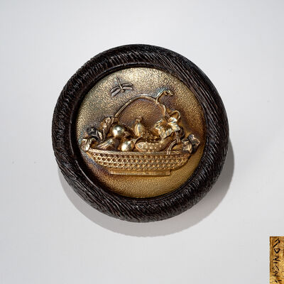 K15金製鏡蓋根付　蜻蛉秋実果籠盛上図