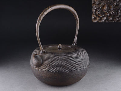 【夢工房】 正寿堂造内蓋式霰地紋平丸鉄瓶　辰-19