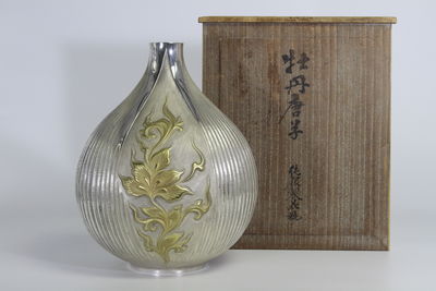 河村清司在銘 牡丹唐草 純銀製花瓶（共箱）