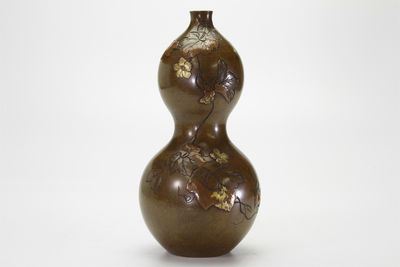 井上造 彩金象嵌花蝶紋 葫蘆形銅花入