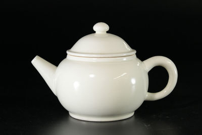 白瓷茶壶