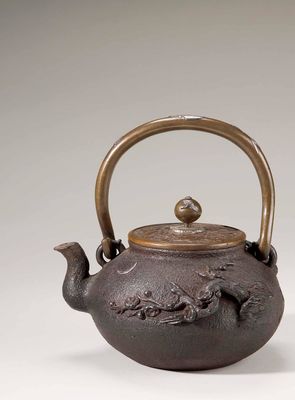 2266 初代 龟文堂梅泉嵌银饕餮纹铁瓶