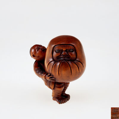 宝珉在銘 童抱達摩形黄楊木根付