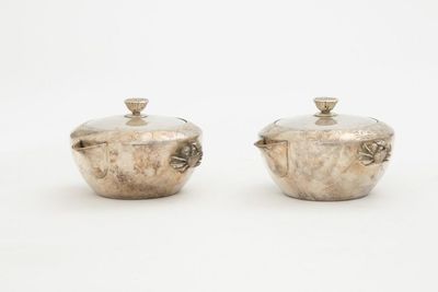 「玉川堂」造 純銀蓮実鈕 蟹耳茶壺 一対