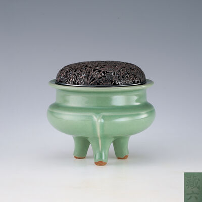 清水蔵六造　青磁袴腰香炉　銀火屋（二重共箱）