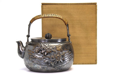 宗味 在銘 浮雕梅花紋銀瓶（箱付）