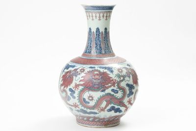 「大清乾隆年製」款 青花胭脂紅 雲龍紋 賞瓶