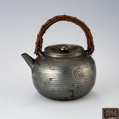 渦巻紋打出銀瓶