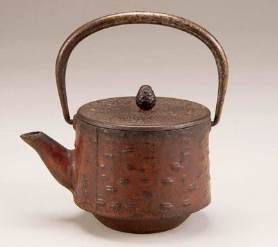 2142 桃花印水纹松果钮铁壶