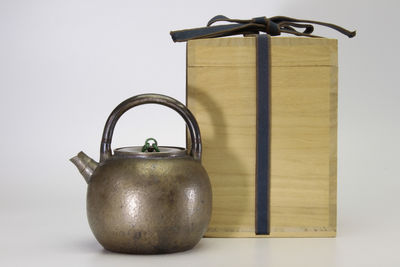 玉環摘 竹節炮口丸形銀瓶（箱付）