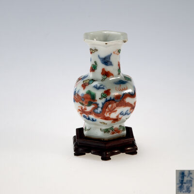 大明萬暦年製款　五彩龍鳳文小瓶　台付（箱付）