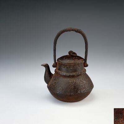 盛岡高橋造　茶筅形遊環摘鉄瓶　身銘刻（木箱）