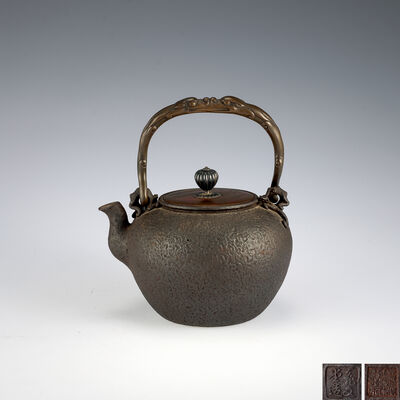 亀文堂造　銅蓋提小鉄瓶　身底双刻銘