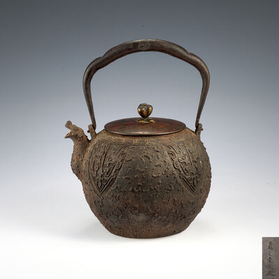 龍文堂造　饕餮紋獣口鉄瓶（箱付）