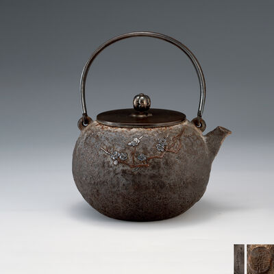 光玉堂造　金工象嵌梅図丸形鉄瓶　銀摘釣（共箱）