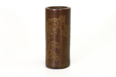 松鼠葡萄雕竹筆筒