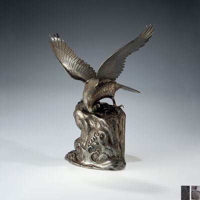 松栄堂雅寿造 純銀製鎚打岩上鷹置物（共箱）