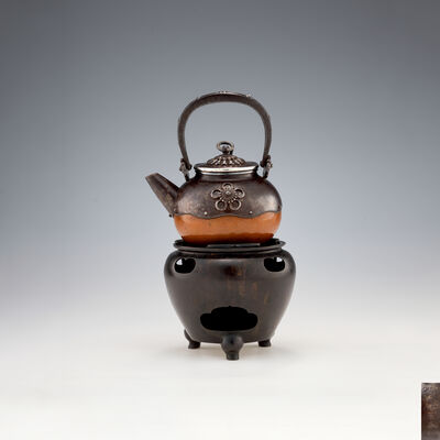 明珍紀宗春造　鉄打出包緋銅皇家菊紋入宝珠形砲口湯沸　古銅涼炉付（各箱付）