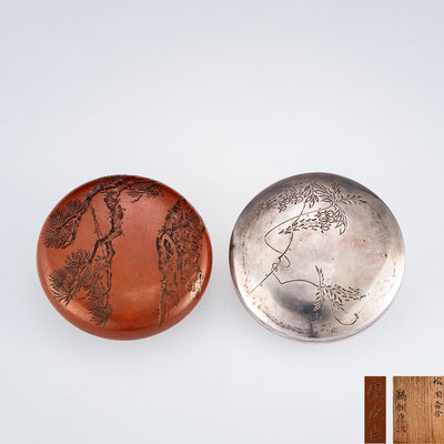 鵜飼康次作　銅製松図香合（共箱）·
純銀製花卉彫香合（箱付）