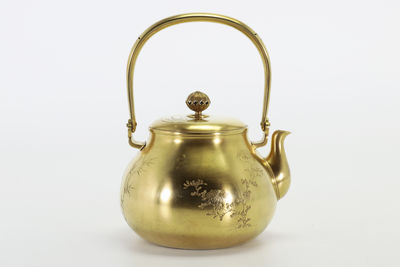 名越昌晴在銘 花草紋彫 金瓶（箱付）