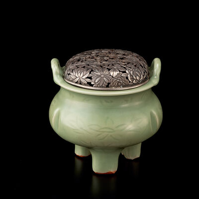 青磁三足香炉　銀火屋（箱付）