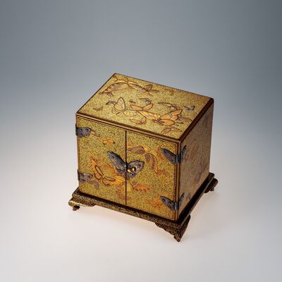 金蒔絵 蝶文箪笥 蒔絵基付 （箱付）