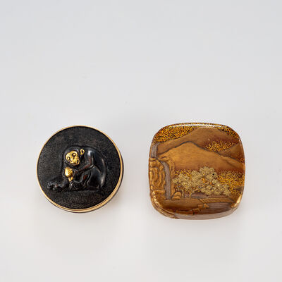 根付两点蒔絵·鉄金工