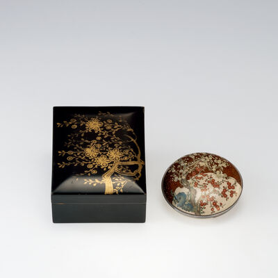 七宝紅白梅図内銀香合（蒔絵箱付）