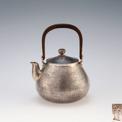 光秋造　鎚目鉄手菊摘純銀湯沸（木箱）