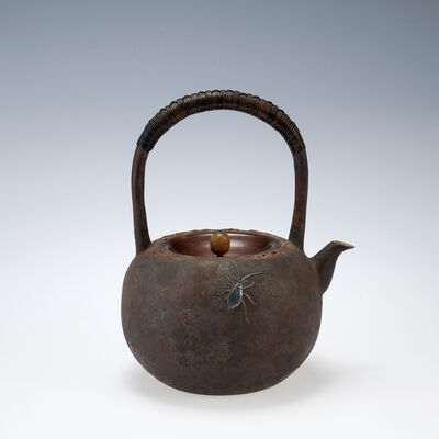 銀象嵌鈴虫土器形鉄瓶（箱付）