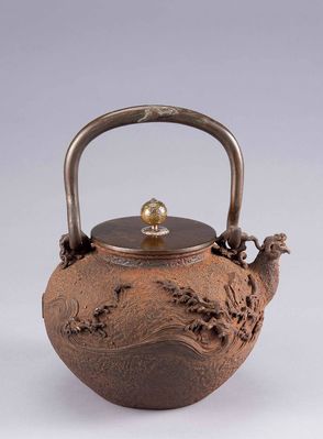 2240 龟文堂造兽口波千鸟纹铁瓶