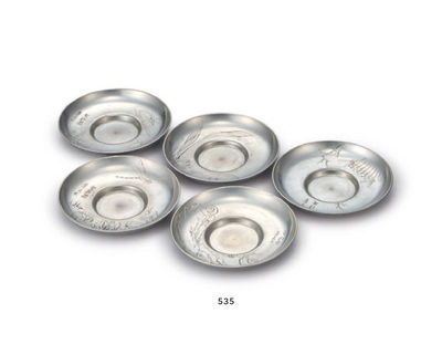 535 藏六 锡制藻晃铁笔群虫图茶托（付共箱） （五客）