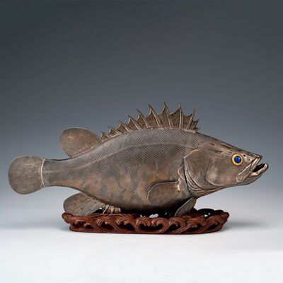 銀槌目鍛打象嵌鱸魚置物　台付（箱付）