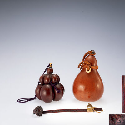 瓢箪两点·竹製如意 在銘