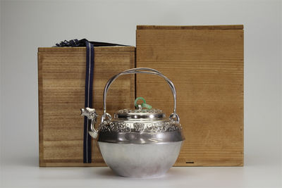 二世藏六饕餮紋玉環摘鳳首銀瓶（雙重共箱）