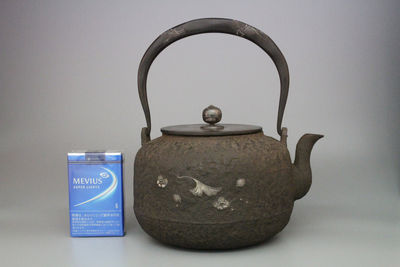 銀葉紋象嵌鉄瓶　胴在銘　1690ｇ