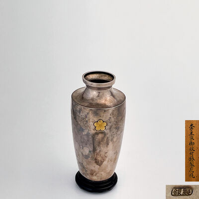 李王家旧物小林製 純銀 李王家御紋付 花瓶 台付 （木箱）