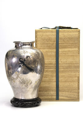尚美堂造 花鳥文入 純銀花瓶（共箱）