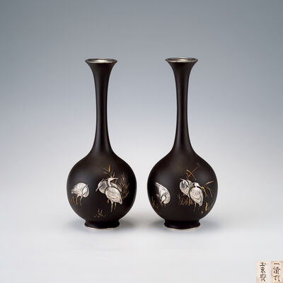玉東斎一清刻　鉄包銀鷺象嵌花瓶一対（箱付）