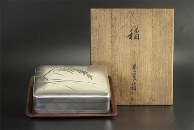 鈴木美彥作 在銘 片切雕金稻穗紋  純銀煙草入（共箱）