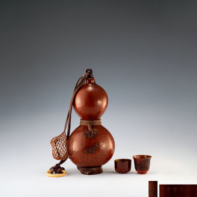 石井磬堂作　時代物瓢箪・福寿延年彫小盃2個底座付（共箱）